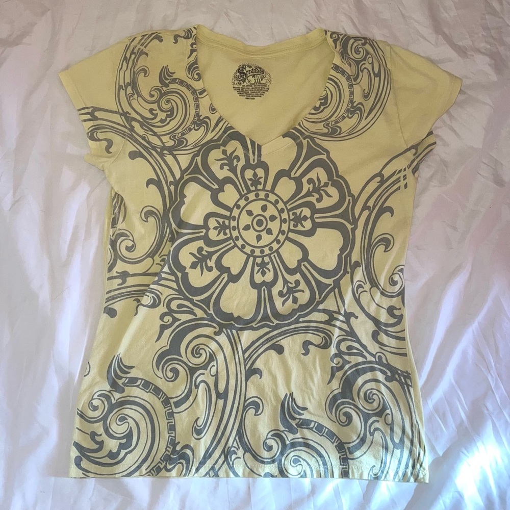 Stranded Y2k design shirt Womens Size: XXL V- Neck Graphic Tee Yellow/Grey